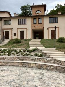 una casa grande con escaleras delante en Residence IL PODERE en Piobbico