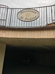 una señal para una tienda de comida con un cartel sobre un túnel en Residence IL PODERE en Piobbico