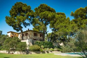 une maison sur une colline avec des arbres dans l'établissement Domaine de Saint Clair, à Aix-en-Provence