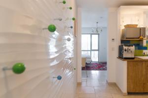 a room with a white wall with green balls on it at Casa ECH in Gerbrunn