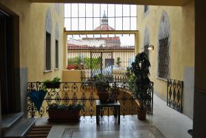 balkon ze stołem i doniczkami w budynku w obiekcie Appartamento Posta Vecchia w mieście Pistoia