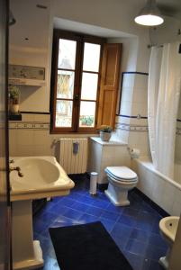 łazienka z wanną, toaletą i umywalką w obiekcie Appartamento Posta Vecchia w mieście Pistoia