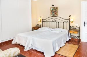 A bed or beds in a room at Malpais Trece