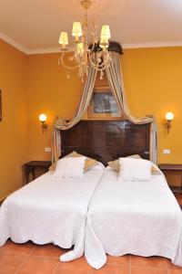 A bed or beds in a room at Malpais Trece