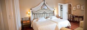 A bed or beds in a room at Malpais Trece