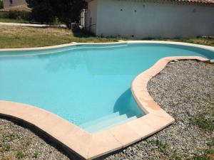 una piscina de agua azul en un patio en Maison indépendante, en Marsella