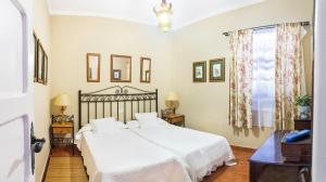A bed or beds in a room at Malpais Trece