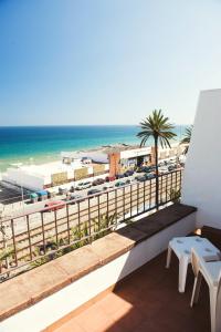 een balkon met uitzicht op het strand bij Hotel Miramar Badalona in Badalona