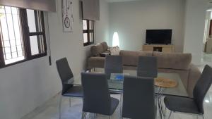 コルドバにあるApartamento entre Patios Valladaresのリビングルーム(テーブル、椅子、ソファ付)
