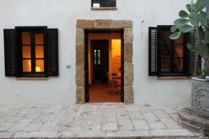 バレストラーテにあるAntico Baglio Sicilianoの白い建物への開口ドア
