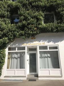 a white store front with a sign above the door at URBAN STAY Hamburg - Apartments "BACKBORD" & "STEUERBORD" in Hamburg