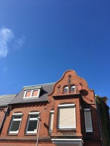 a brick building with a clock on top at NORDERTOR Refugium in Husum