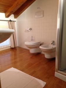 
a bathroom with a toilet and a sink at La Dogana in Portogruaro
