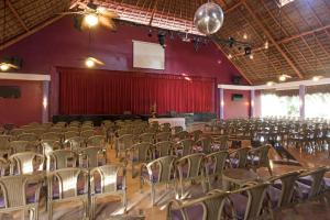 un salón vacío con sillas y un escenario en Iberostar Cozumel - All Inclusive, en Cozumel