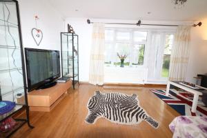 TV i/ili multimedijalni sistem u objektu Abbey Private House with Lovely Garden