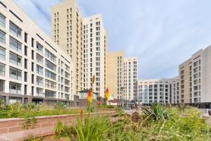 een groep hoge gebouwen in een stad bij Однокомнатные апартаменты на Мангилик ел 51 in Astana