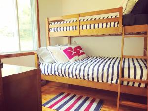 Poschodová posteľ alebo postele v izbe v ubytovaní Chalet Riverain CRDS Tremblant