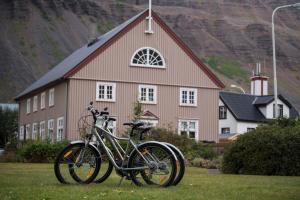 Vélo sur le terrain de l'établissement Tangs ou dans les environs