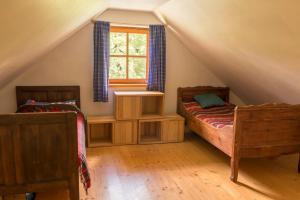 Ein Bett oder Betten in einem Zimmer der Unterkunft Outline chata Svetla