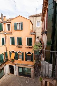 - Vistas a un edificio de apartamentos desde la calle en Ca'Tintoretta, en Venecia