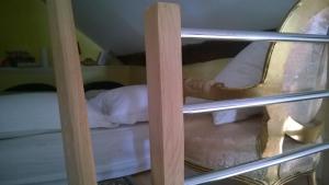 Palanda nebo palandy na pokoji v ubytování Gîte de Bugeron