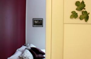 Un rincón de una habitación con una puerta con plantas. en La Bella Balla-rò Rooms, en Palermo 32 fotos más