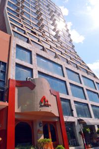 un edificio alto con un cartello davanti di Hotel Manduara ad Asunción