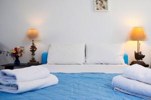 1 dormitorio con 1 cama con toallas en Christina's House, en Koufonisia
