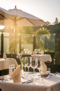 Casa León Royal Retreat في ماسبالوماس: طاولة مع كؤوس النبيذ يجلس عليها