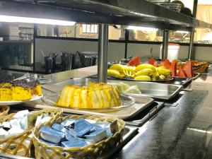 una línea de buffet con muchos tipos diferentes de comida en Suíte Hotel Vitória, en Vitória