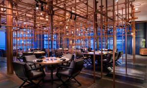 Grand Hyatt Dalian tesisinde bir restoran veya yemek mekanı