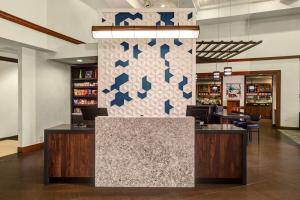 una hall di un negozio con bancone e sedie di Hyatt Place Pittsburgh Airport - Robinson Mall a Robinson Township