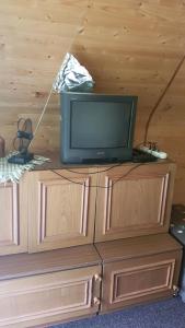 a tv sitting on top of a wooden cabinet at chata Líska Česká Kamenice in Česká Kamenice