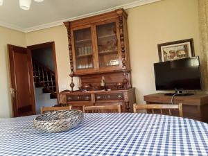 une salle à manger avec une table et une télévision dans l'établissement Casa Rural Costanilla, à San Miguel de Valero
