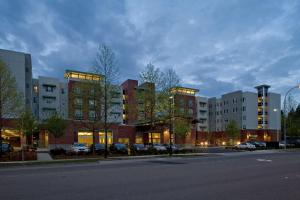 een stadsstraat met hoge gebouwen en een parkeerplaats bij Hyatt House Seattle Bellevue in Bellevue