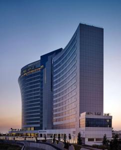 un grand bâtiment de bureau avec beaucoup de fenêtres dans l'établissement Hyatt Regency Istanbul Atakoy, à Istanbul