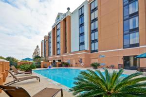 ein Bild eines Pools in einem Hotel in der Unterkunft Hyatt Place Baton Rouge/I-10 in Baton Rouge