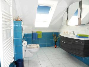 une salle de bain avec toilettes et lavabo dans l'établissement Haus OF, à Binz 18 autres photos