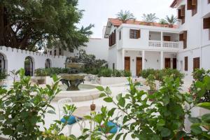 un patio de una casa con una fuente en Park Hyatt Zanzibar en Zanzíbar