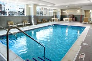 莱克伍德Hyatt House Denver Lakewood Belmar的一座配有桌椅的酒店游泳池