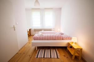 1 dormitorio con cama y ventana en Pension Lenno we Wleniu en Wleń