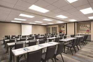 una sala de conferencias con mesas y sillas. en Hyatt House Miami Airport en Miami