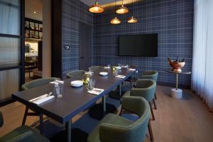 オタワにあるAndaz Ottawa Byward Market, By Hyattのダイニングルーム(テーブル、椅子、テレビ付)