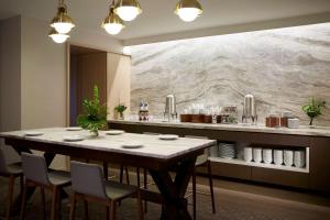 une salle à manger avec une table et un grand mur en marbre dans l'établissement Andaz Ottawa Byward Market-a concept by Hyatt, à Ottawa