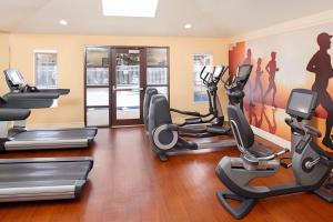 un gimnasio con cintas de correr y máquinas elípticas en Hyatt House Mount Laurel, en Mount Laurel