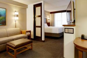 een hotelkamer met een bed en een bank bij Hyatt Place Atlanta Downtown in Atlanta