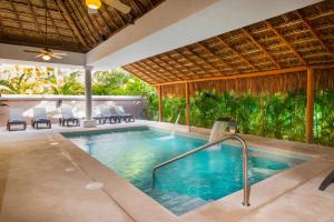 Bazén v ubytování Iberostar Waves Quetzal - All Inclusive nebo v jeho okolí
