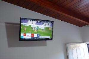 TV de pantalla plana colgada en la pared en Departamento Centrico Laprida en Córdoba