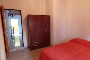 1 dormitorio con armario de madera y puerta que da a un pasillo en Departamento Centrico Laprida en Córdoba