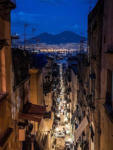 una vista aérea de una concurrida calle de la ciudad por la noche en Relais Borbonico, en Nápoles